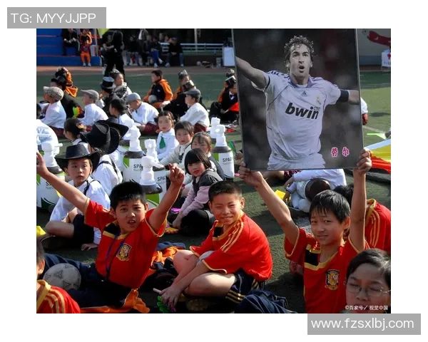 足球球星与普通人之间的距离与共鸣：从偶像崇拜到人性化交流的转变